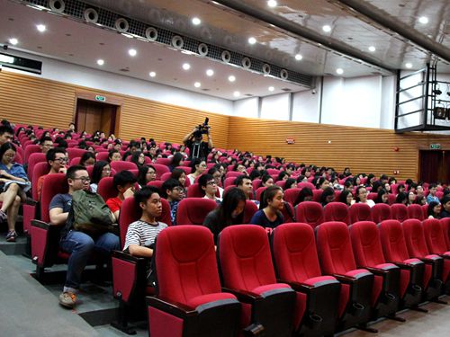 在座同学认真听讲